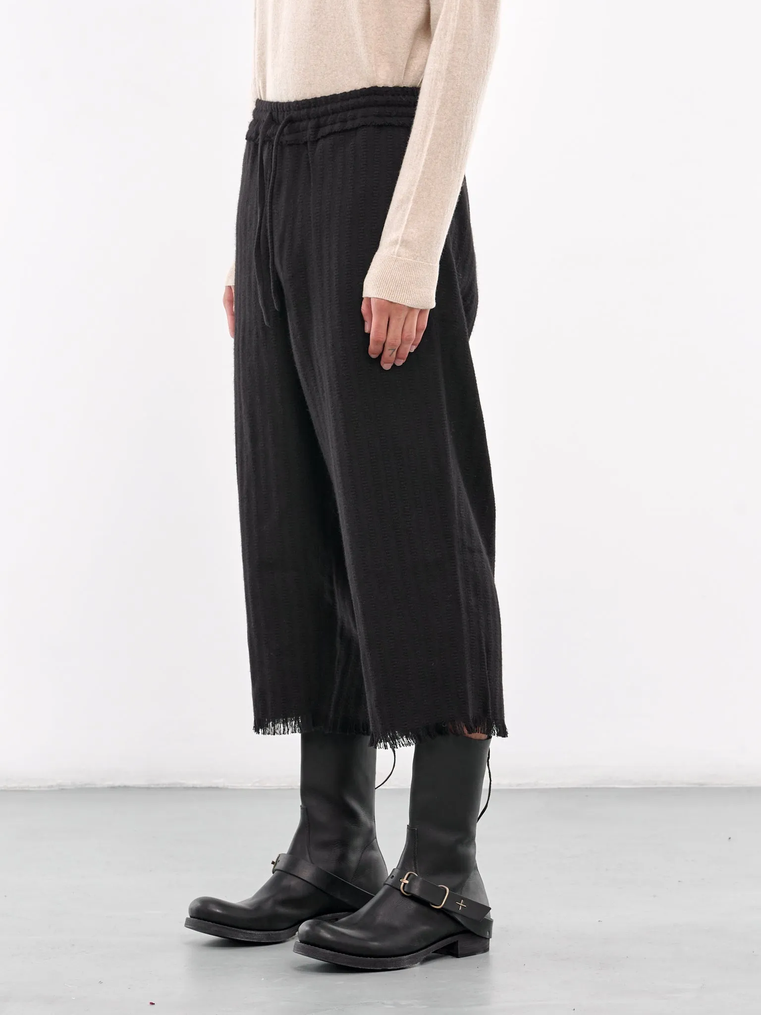 Norlha Cropped Trousers (AIR04P104-BLACK)